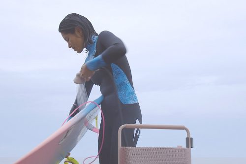ERIFブランドイメージ(サーフィンでのタクンクレスのお湯のシャワー)